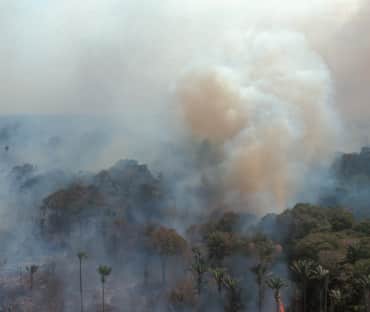 Vue aérienne de la combustion de la forêt amazonienne