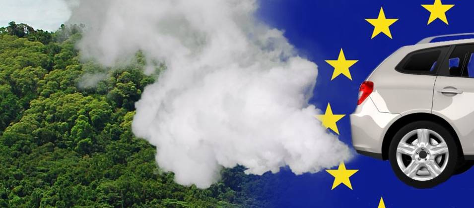 Photomontage : une forêt tropicale (à gauche) est polluée par les gaz d'échappement d'une automobile (à droite) sur fond de drapeau de l'Union européenne