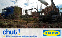 En haut : photo - dans un paysage déboisé une abatteuse, au premier plan, charge un camion de troncs d'arbres. En bas : sur fond blanc, logo de IKEA à droite, à gauche en gros le mot « CHUT ! »  et en dessous les mots « déforester, communiquer, profiter »
