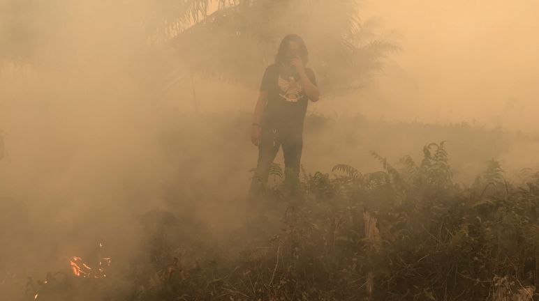 Photo Feri Irawan au milieu de la fumée à Sumatra.