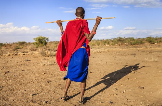 Indigène du peuple Massaï vu de dos