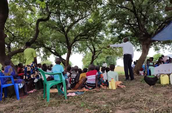Un collaborateur de l’organisation TASHA informe sur les dangers de l’exploitation pétrolière dans un village