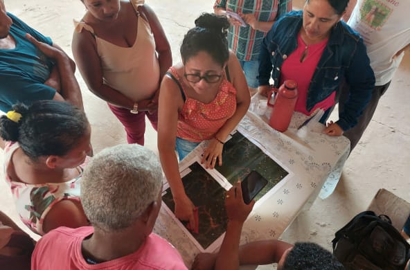 Groupe de personnes en train de recevoir une aide juridique de la Commission pastorale de la terre du Maranhão (CPT-MA)