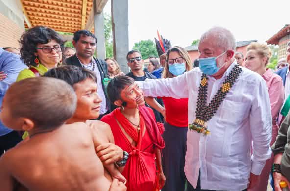 Le président brésilien Lula da Silva rencontre des indigènes Yanomami au centre de santé Boa Vista, dans l’État du Roraima, le 21 janvier 2023