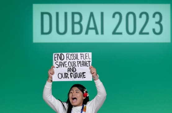 Protestation pendant la COP 28 : "Mettez fin aux combustibles fossiles. Sauvez notre planète et notre avenir"
