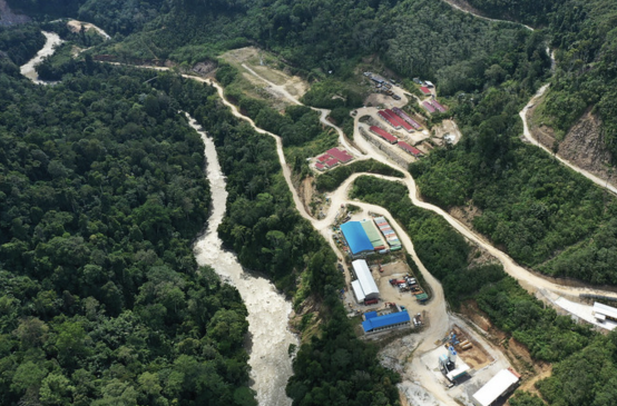 Vue aérienne sur le chantier de centrale hydroélectrique dans la forêt des orangs-outans de Tapanuli