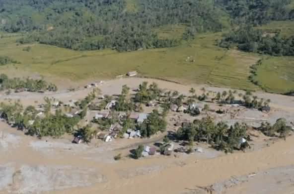 Vue aérienne d’un village inondé