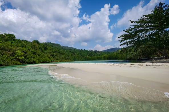 Lagon, plage de sable fin et forêt tropicale en arrière-plan sur l’île de Koh Kong, au Cambodge