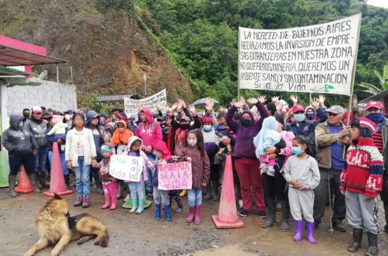 Une foule bigarrée de personnes, tenant des banderoles et des pancartes contre l’exploitation minière, à Merced de Buenos Aires (Equateur)