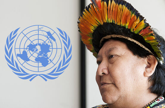 Davi Kopenawa, le leader du peuple Yanomami, regarde le logo de l’ONU