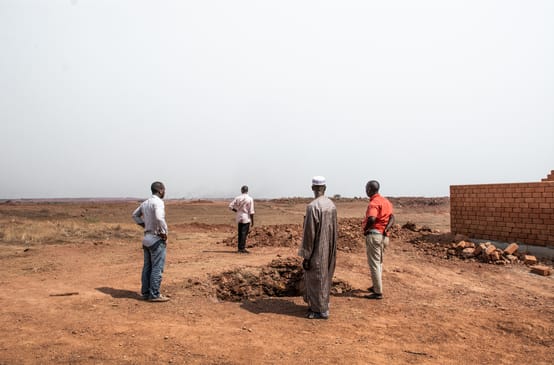 Habitants du village de Hamdallaye sur le site de la mine de bauxite de Sangaredi