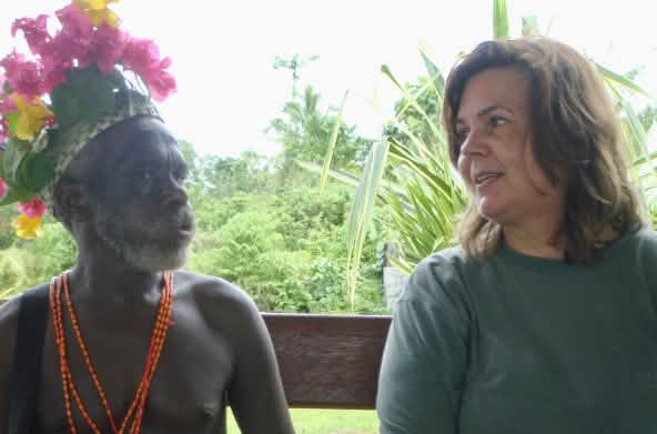 Marianne s’entretient avec un Papou autochtone vêtu d’un costume traditionnel
