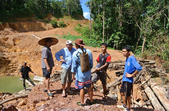Des autochtones du peuple Iban se tiennent sur une piste aménagée illégalement par des bûcherons au Sarawak