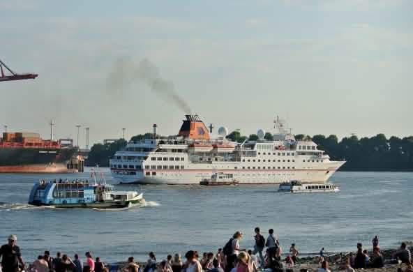 Bateau de croisière Hanseatic sur l’Elbe à Hambourg