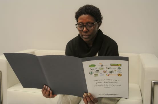 Elizabeth Maruma Mrema, secrétaire exécutive de la Convention sur la biodiversité, lit la pétition de Sauvons la forêt lors de la COP15 à Montréal