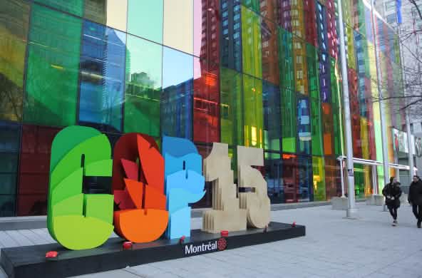 L’inscription « COP15 » devant le Centre des congrès de Montréal