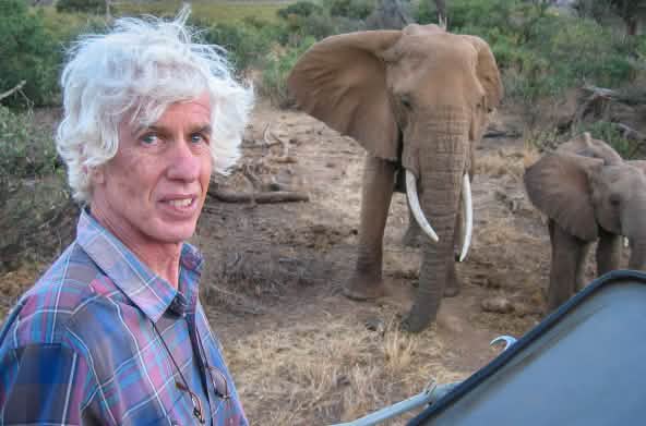 Le géographe américain Esmond Bradley Martin pose devant deux éléphants