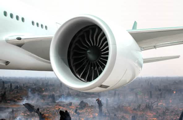 Photomontage : un avion de face avec en arrière-plan les cendres encore fumantes d'une forêt tropicale venant d'être incendiée