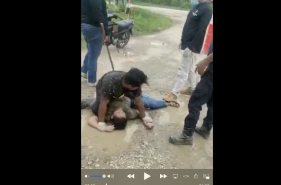 Un villageois est battu par des employés d’une plantation d’huile de palme au Sarawak