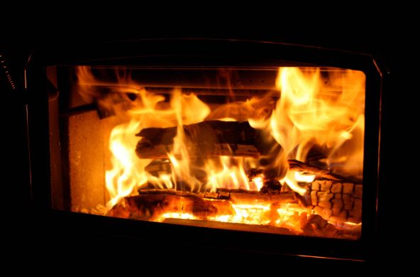 Des bûches de bois en train de brûler dans une cheminée