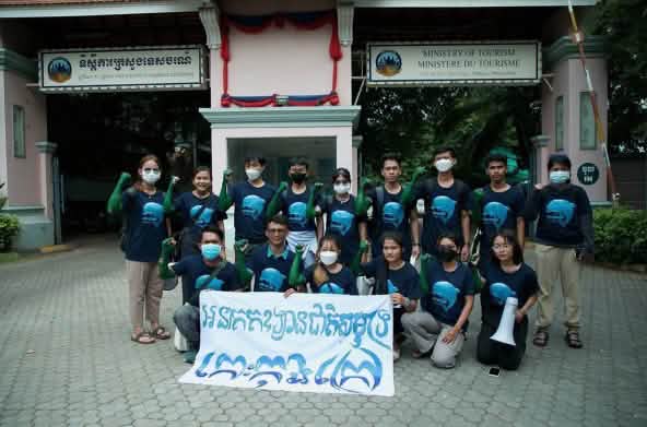 15 jeunes gens sont debout et agenouillés devant le bâtiment du ministère du Tourisme à Phnom Penh. Ils tiennent une bannière sur laquelle est écrit en cambodgien : "L’île de Koh Kong doit devenir un parc national marin"
