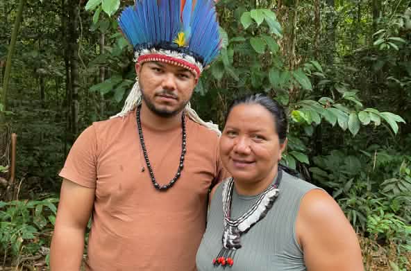 Portrait d’une femme autochtone portant un collier de plumes à droite et d’un jeune homme autochtone coiffé d’une couronne de plumes à gauche