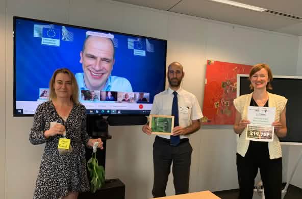 Diederik Samsom de la Commission européenne, à l’écran, avec les défenseurs de l’environnement