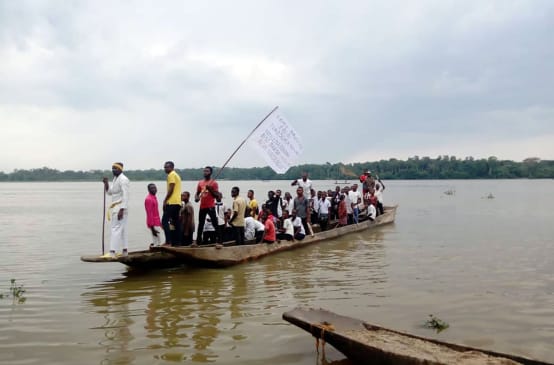 Les habitants manifestent sur des bateaux contre la pollution de la rivière Aruwimi
