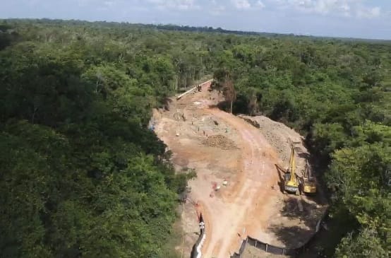 Vue aérienne de la construction d’un pipeline à boues de bauxite dans forêt tropicale