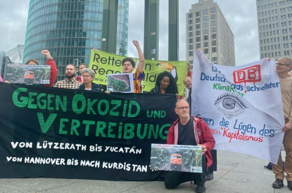 Un groupe manifeste au centre de Berlin devant l’immeuble de la Deutsche Bahn