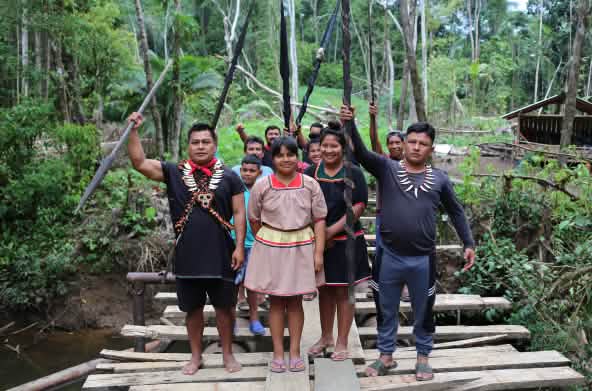 Indigènes Cofán de Durengo avec Eduardo Medúa (à gauche)