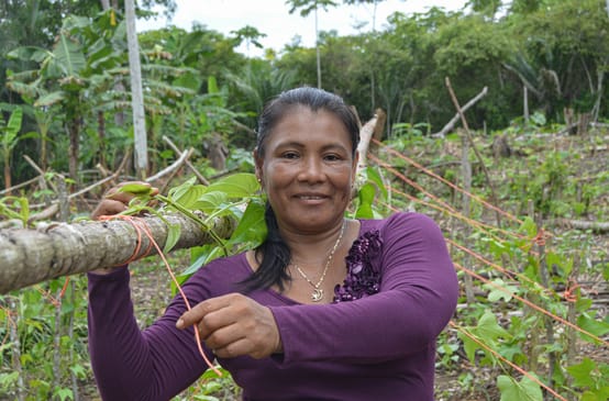 Une femme indigène dans la forêt tropicale