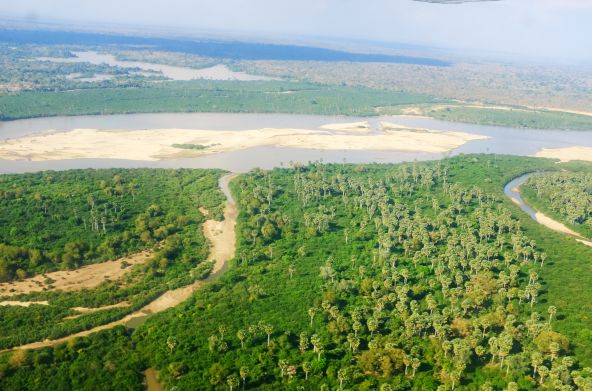 Vol au-dessus du fleuve Rufiji dans la réserve de Selous en Tanzanie