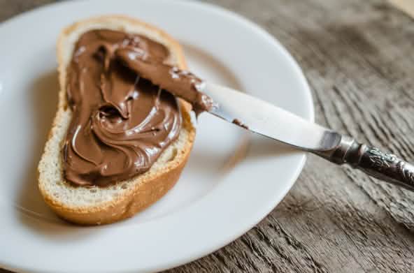 Tartine à la pâte à tartiner aux noisettes