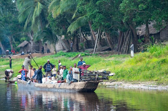 Une pirogue chargée de passagers et de vélos sur le fleuve Congo