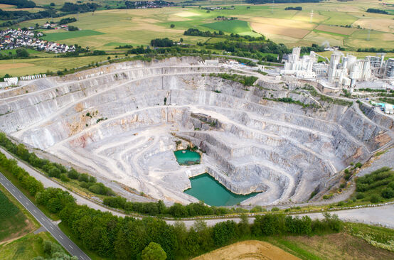 Vue aérienne d’une grande carrière de calcaire et de bâtiments industriels
