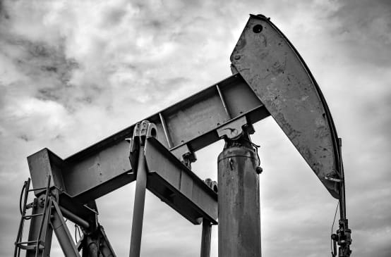 Puit de pétrole sur fond de ciel nuageux
