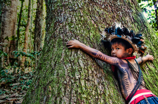 Un enfant du peuple Suruí au Brésil