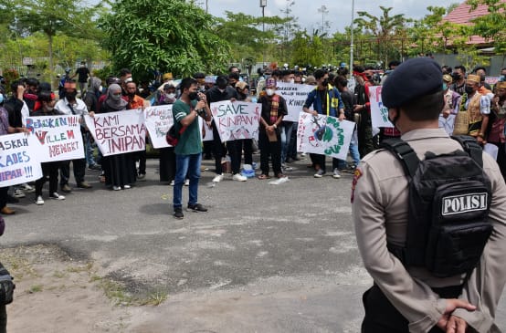 Manifestation d’habitants du village de Kinipan devant le tribunal de Palangkaraya en 2022 à Bornéo