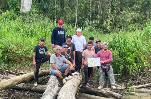 Des indigènes Sungai Seruas montrent une carte qu’ils ont réalisée avec SADIA