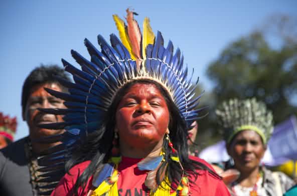 Femme indigène coiffée d’une couronne de plumes, lors d’une marche dans la capitale du Brésil