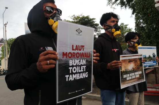 Des activistes de Jatam avec des pancartes