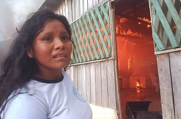 Une Indienne Munduruku en détresse, devant l’une des maisons incendiées par les orpailleurs illégaux dans le village indigène de Fazenda Tapajós (État du Pará, Brésil)