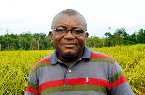 Le défenseur de la nature Odey Oyama devant une plantation d’ananas à l’intérieur du parc national de Cross River au Nigeria