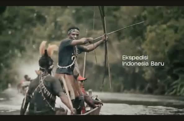 Des Papous dans un bateau avec un arc et des flèches