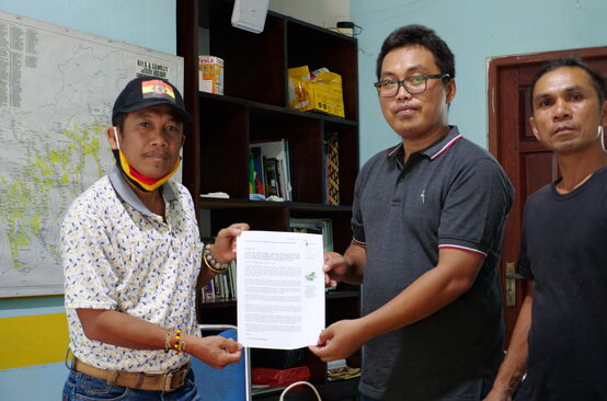 Effendi Buhing de Kinipan pose aux côtés de Safrudin Mahendra de l’organisation Save Our Borneo