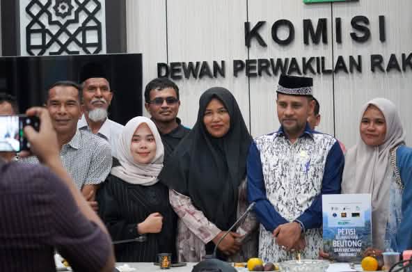 Groupe de jeunes, de femmes et d’activistes présentant une pétition au Parlement à Banda Aceh