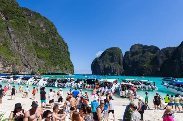 Des touristes à Maya Beach, Ko Phi Phi, Thaïlande