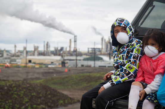 Enfants avec un masque de protection respiratoire lors de la marche contre les sables bitumineux "Healing Walk" en 2013