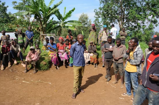Rassemblement d’indigènes du peuple Batwa dans un village près du parc national de Kahuzi-Biega